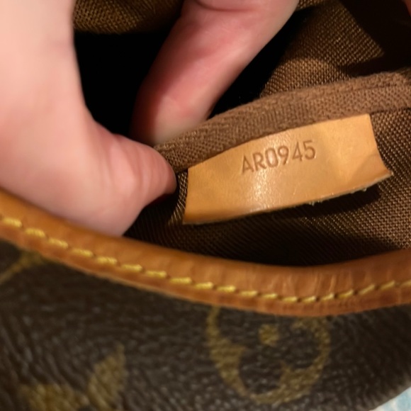 LOUIS VUITTON • SAUMUR 35 CROSSBODY BAG - Picture 9 of 11